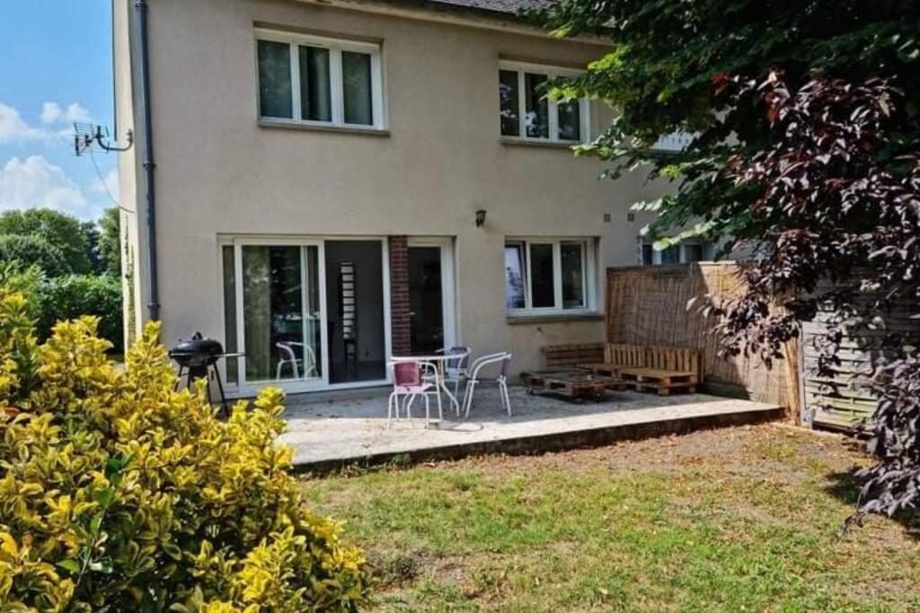 maison centre de bellegarde avec jardin et terrasse équipée d'un salon de jardin et d'un barbecue cuisine équipée 3 chambres avec 2 lits double 140x190 et 2 lits simple chauffage poêle à granulés parking gratuit devant la maison Bellegarde-du-Loiret Exterior foto